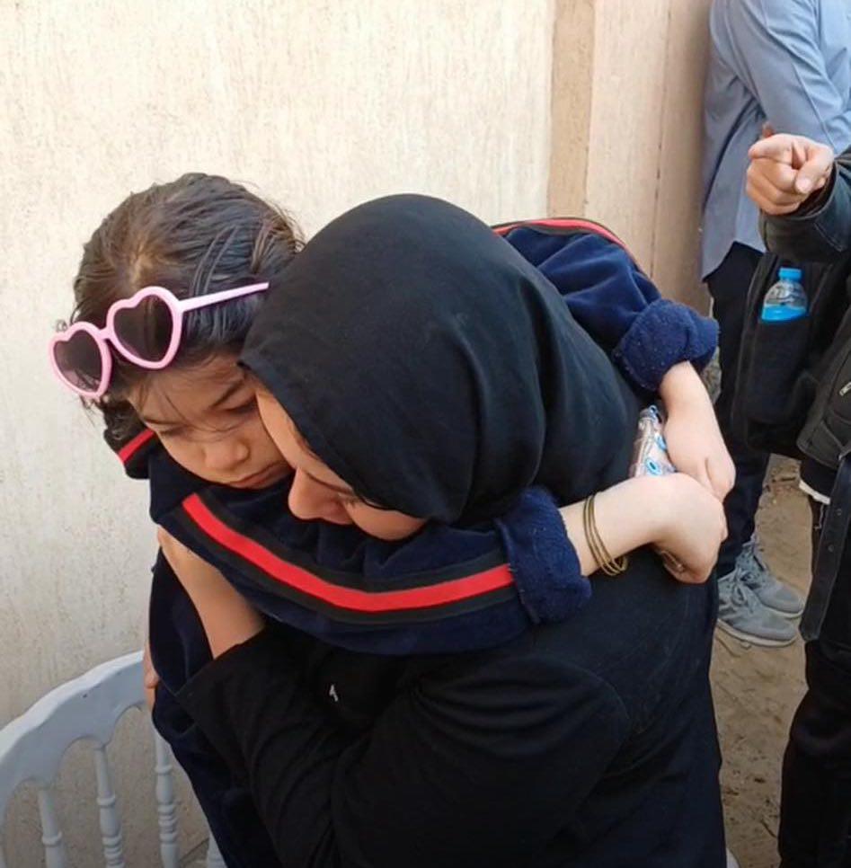 تعاطف الجمهور مع صغيرة حلمي بكر... ظهرت مع شقيقها لتلقي نظرة الوداع على والدها